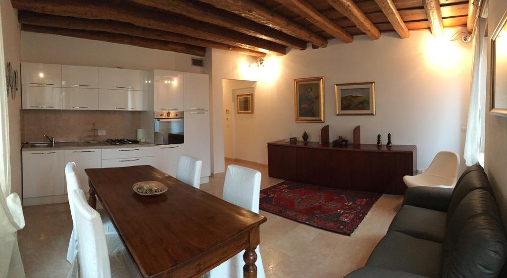 Centre 2 Bedroom Flat Верона Экстерьер фото